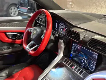 LAMBORGHINI Urus 4.0 V8  CARBON AKRAPOVIC HUD STERNENHIMMEL