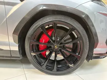 LAMBORGHINI Urus 4.0 V8  CARBON AKRAPOVIC HUD STERNENHIMMEL