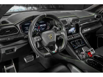 LAMBORGHINI Urus V8 - NERO HELENE - AKRAPOVIC