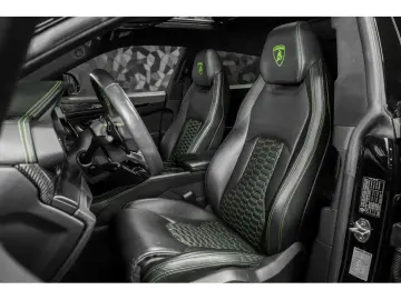 LAMBORGHINI Urus V8 - NERO HELENE - AKRAPOVIC