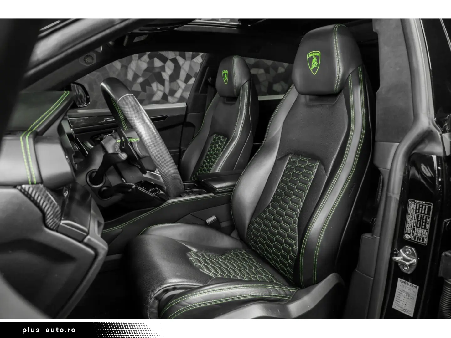 LAMBORGHINI Urus V8 - NERO HELENE - AKRAPOVIC
