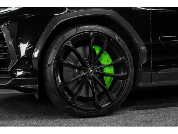 LAMBORGHINI Urus V8 - NERO HELENE - AKRAPOVIC