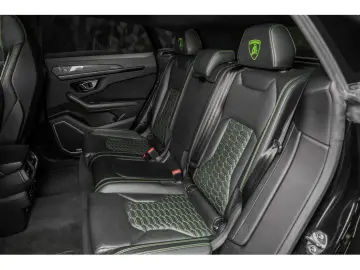 LAMBORGHINI Urus V8 - NERO HELENE - AKRAPOVIC