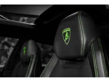 LAMBORGHINI Urus V8 - NERO HELENE - AKRAPOVIC