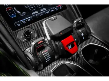 LAMBORGHINI Urus V8 - NERO HELENE - AKRAPOVIC