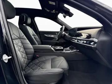 BMW 740d xDr M SPORT SkyL AHK StHz HUD PAPro DAPro