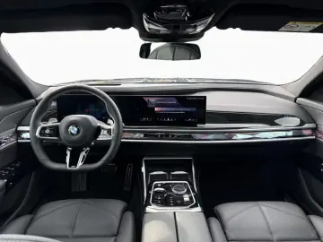 BMW 740d xDr M SPORT SkyL AHK StHz HUD PAPro DAPro