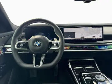BMW 740d xDr M SPORT SkyL AHK StHz HUD PAPro DAPro