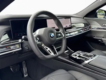 BMW 740d xDr M SPORT SkyL AHK StHz HUD PAPro DAPro