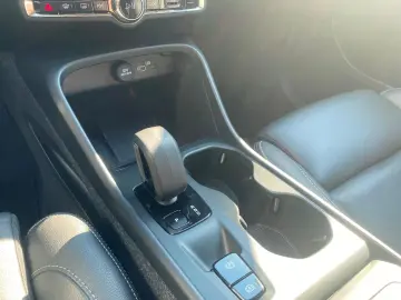 VOLVO XC40 B3 Core 2WD Leder Digitales Cockpit Soundsy
