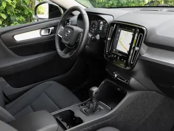 VOLVO XC40 T2 Momentum Pro NP 41.400 - INTELLI-PRO AHK