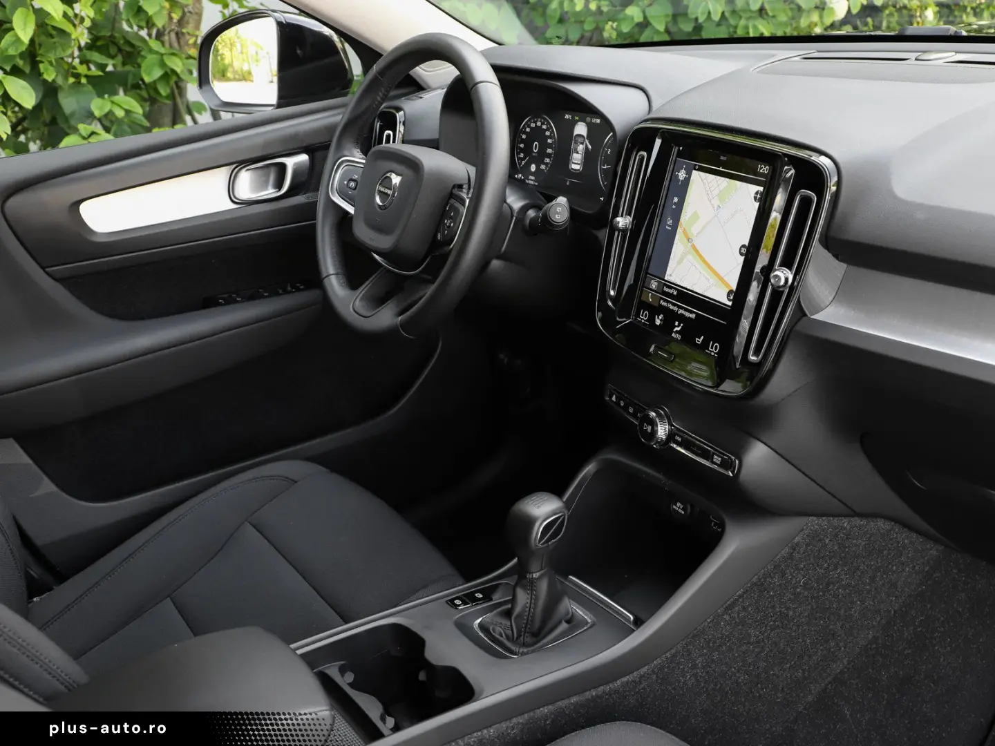 VOLVO XC40 T2 Momentum Pro NP 41.400 - INTELLI-PRO AHK