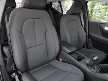 VOLVO XC40 T2 Momentum Pro NP 41.400 - INTELLI-PRO AHK