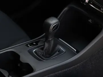 VOLVO XC40 T2 Momentum Pro NP 41.400 - INTELLI-PRO AHK