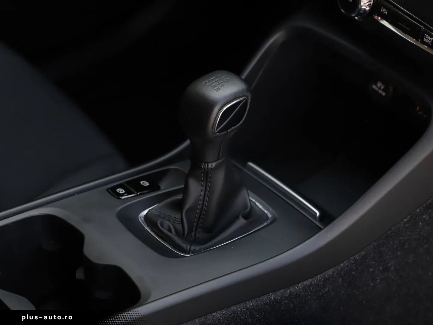 VOLVO XC40 T2 Momentum Pro NP 41.400 - INTELLI-PRO AHK