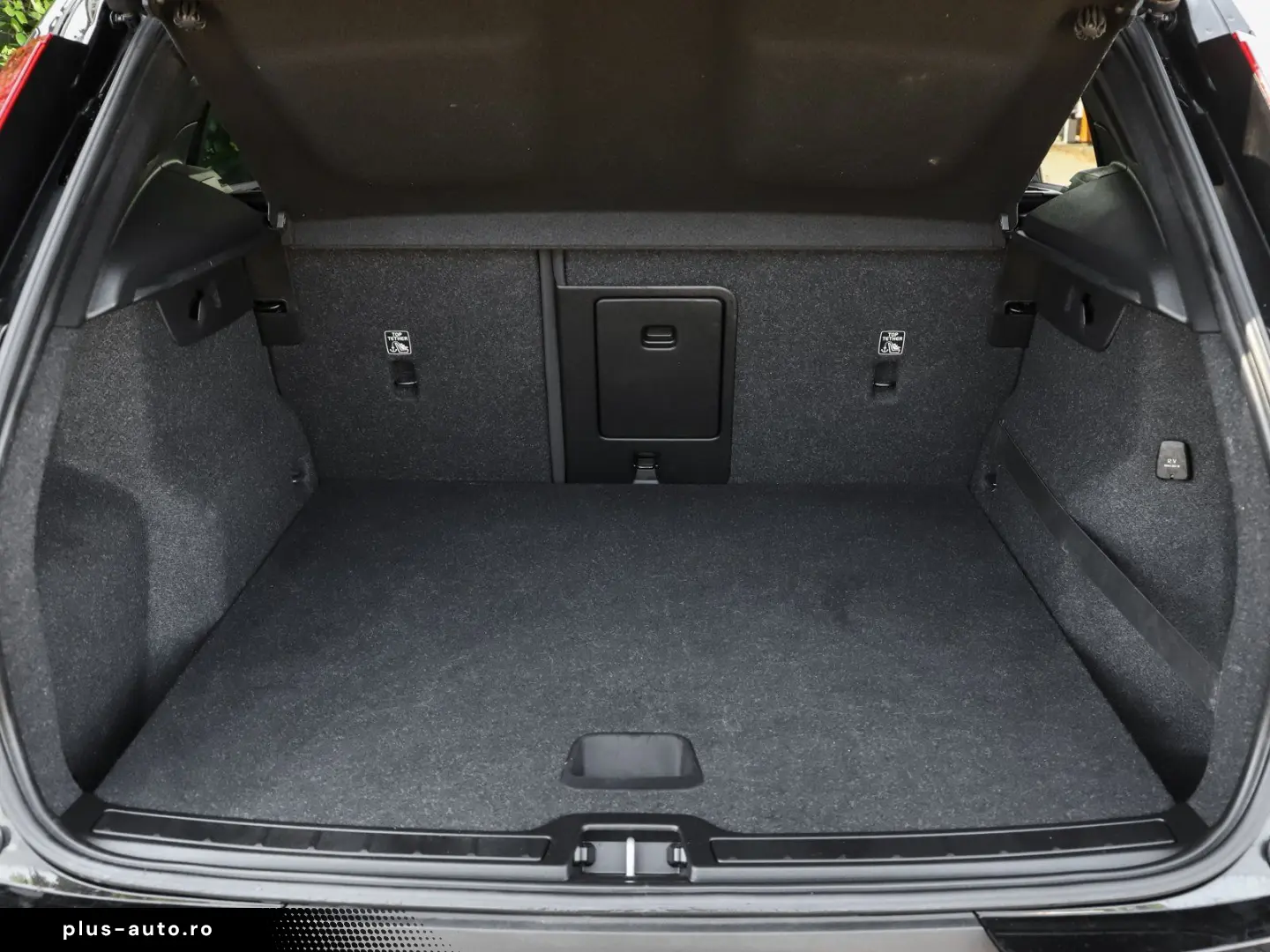 VOLVO XC40 T2 Momentum Pro NP 41.400 - INTELLI-PRO AHK