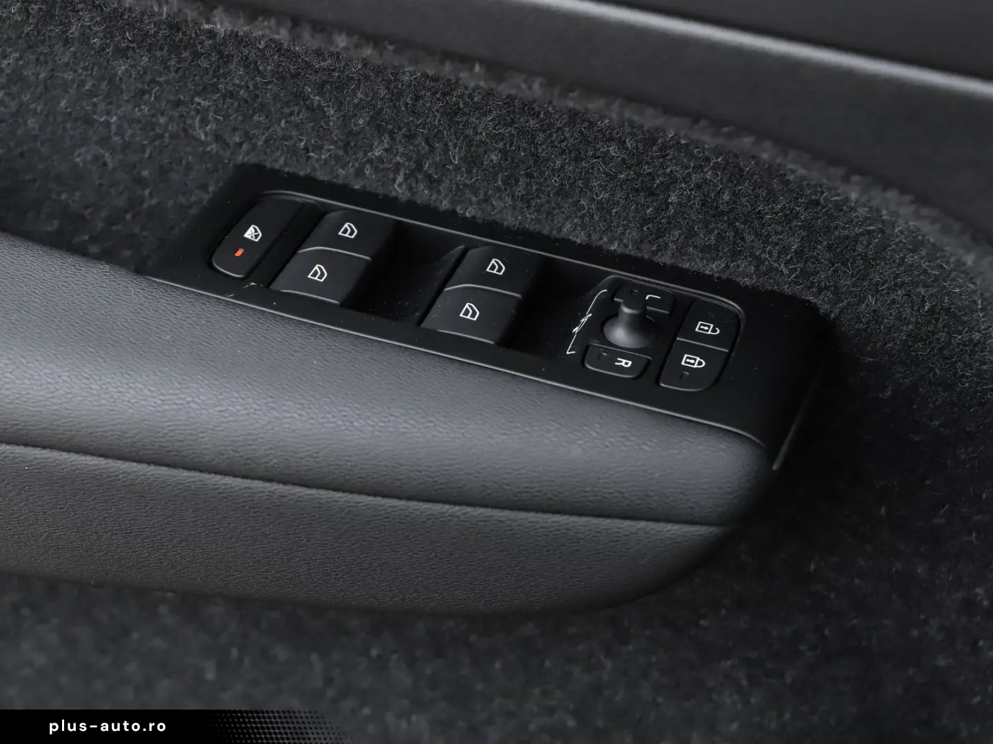 VOLVO XC40 T2 Momentum Pro NP 41.400 - INTELLI-PRO AHK