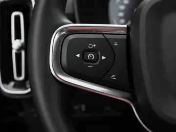 VOLVO XC40 T2 Momentum Pro NP 41.400 - INTELLI-PRO AHK