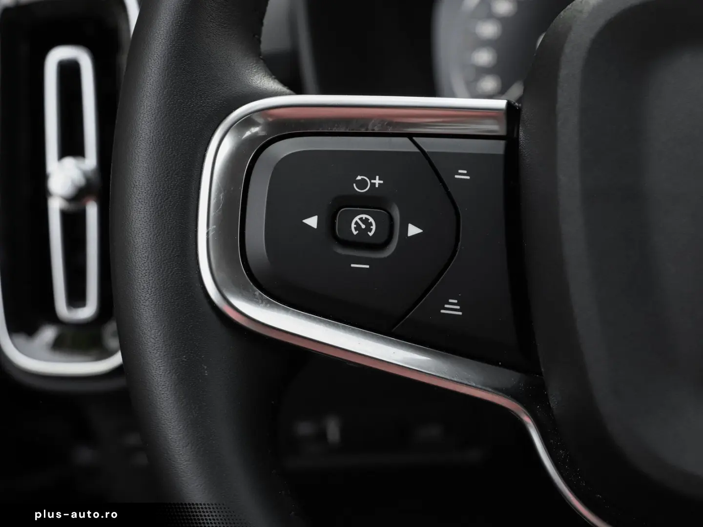 VOLVO XC40 T2 Momentum Pro NP 41.400 - INTELLI-PRO AHK