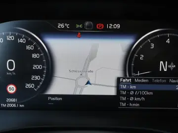 VOLVO XC40 T2 Momentum Pro NP 41.400 - INTELLI-PRO AHK