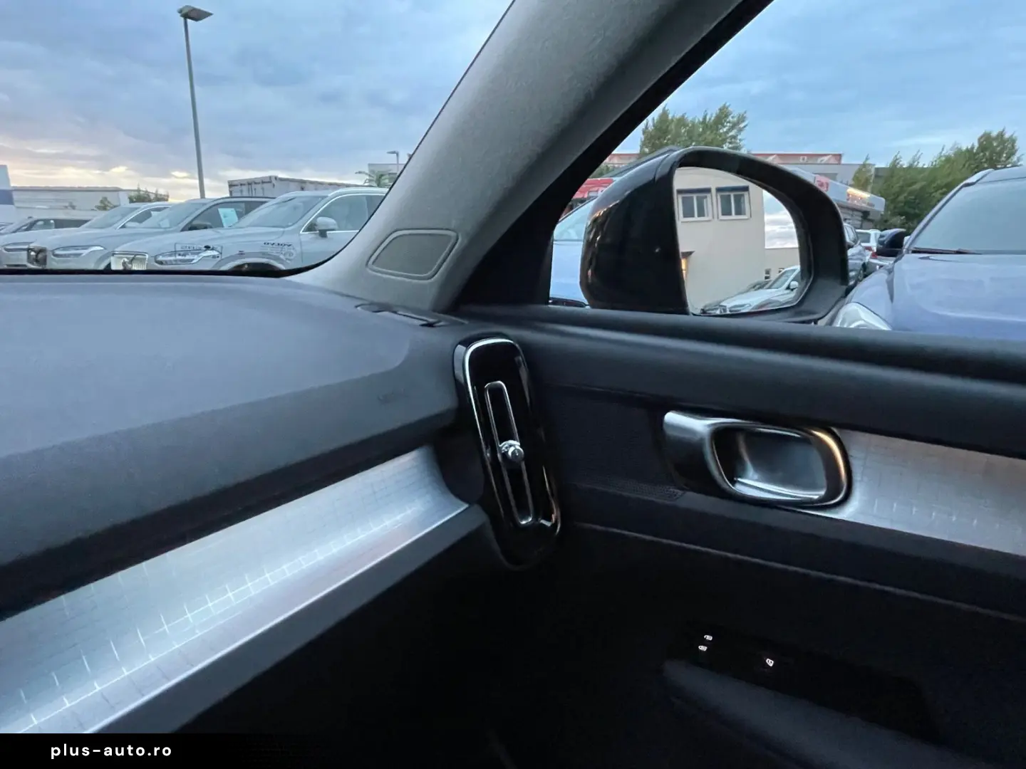 VOLVO XC40 T3 Momentum Pro Aut ACC Kamera Voll-LED AHK