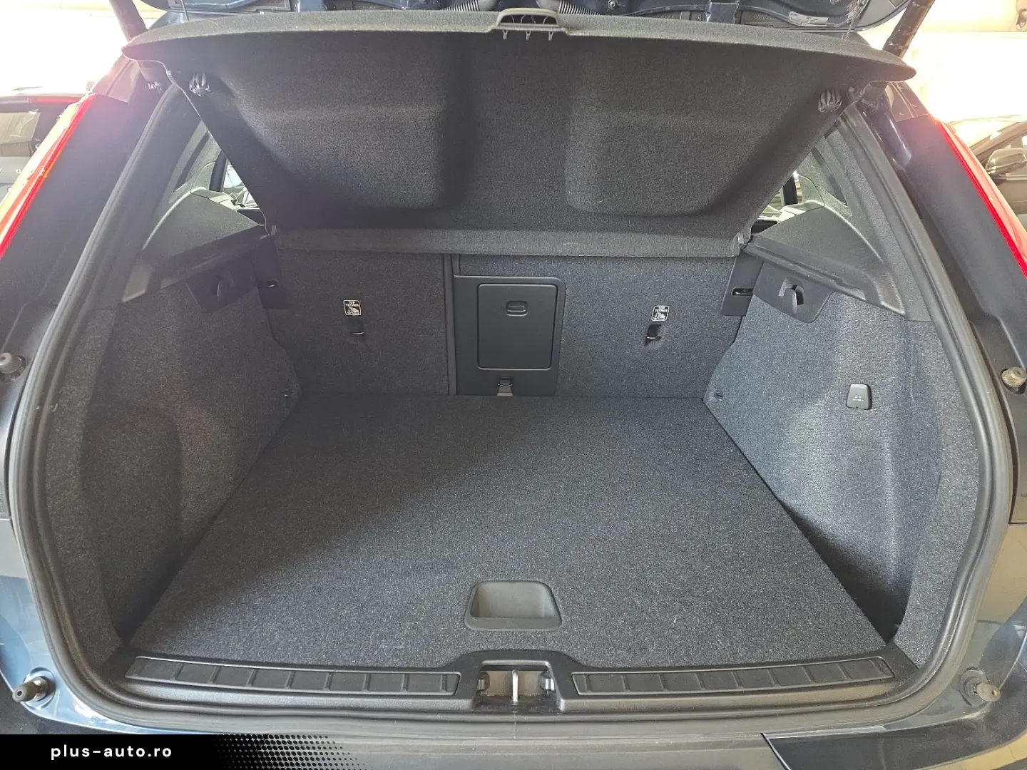 VOLVO XC40 T3 Momentum Pro ACC BLIS AHK Kamera LED SHZ