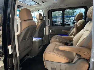 HYUNDAI Staria Signature Leder Pano 360Cam 7-Sitzer AHK