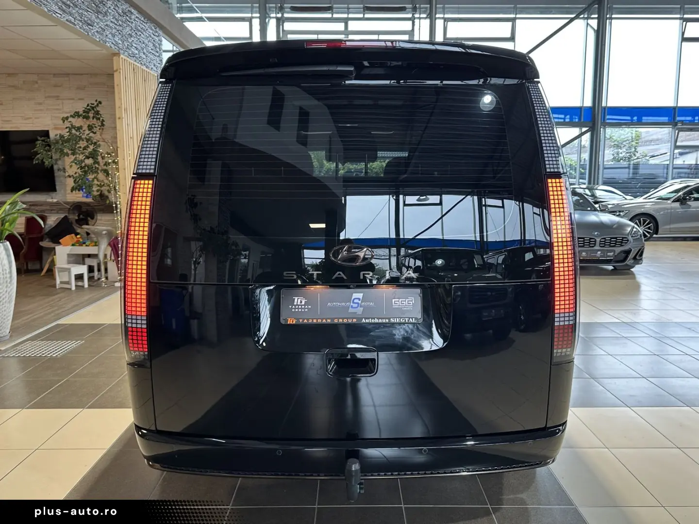 HYUNDAI Staria Signature Leder Pano 360Cam 7-Sitzer AHK