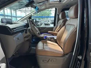 HYUNDAI Staria Signature Leder Pano 360Cam 7-Sitzer AHK
