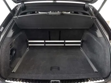 Bentley Bentayga EWB Mulliner von BENTLEY