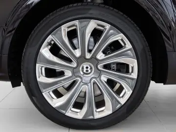 Bentley Bentayga EWB Mulliner von BENTLEY