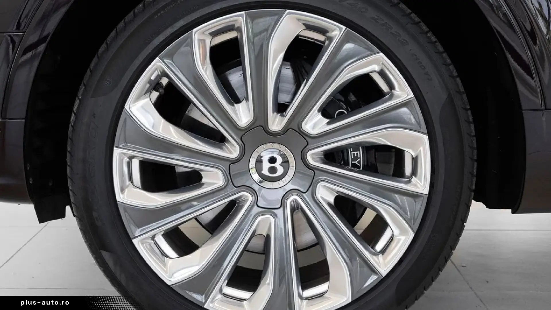 Bentley Bentayga EWB Mulliner von BENTLEY