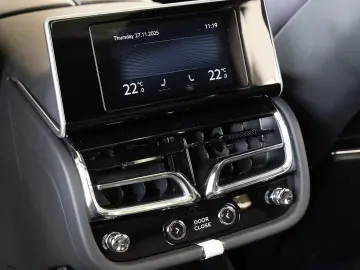 Bentley Bentayga EWB Mulliner von BENTLEY