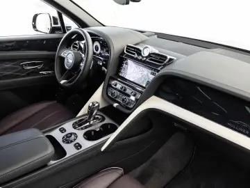 Bentley Bentayga EWB Mulliner von BENTLEY