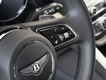 Bentley Bentayga EWB Mulliner von BENTLEY