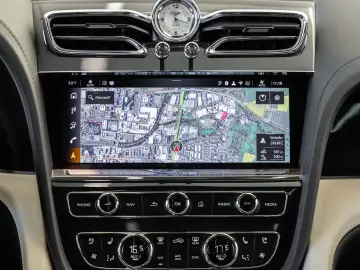 Bentley Bentayga EWB Mulliner von BENTLEY
