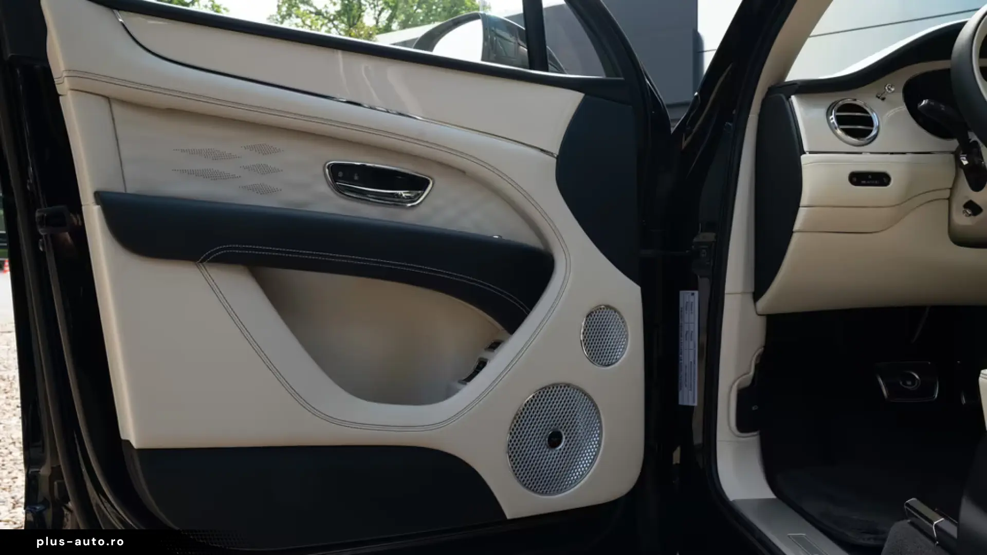 Bentley Bentayga V8 EWB Azure V8  AirlineSeatSpec