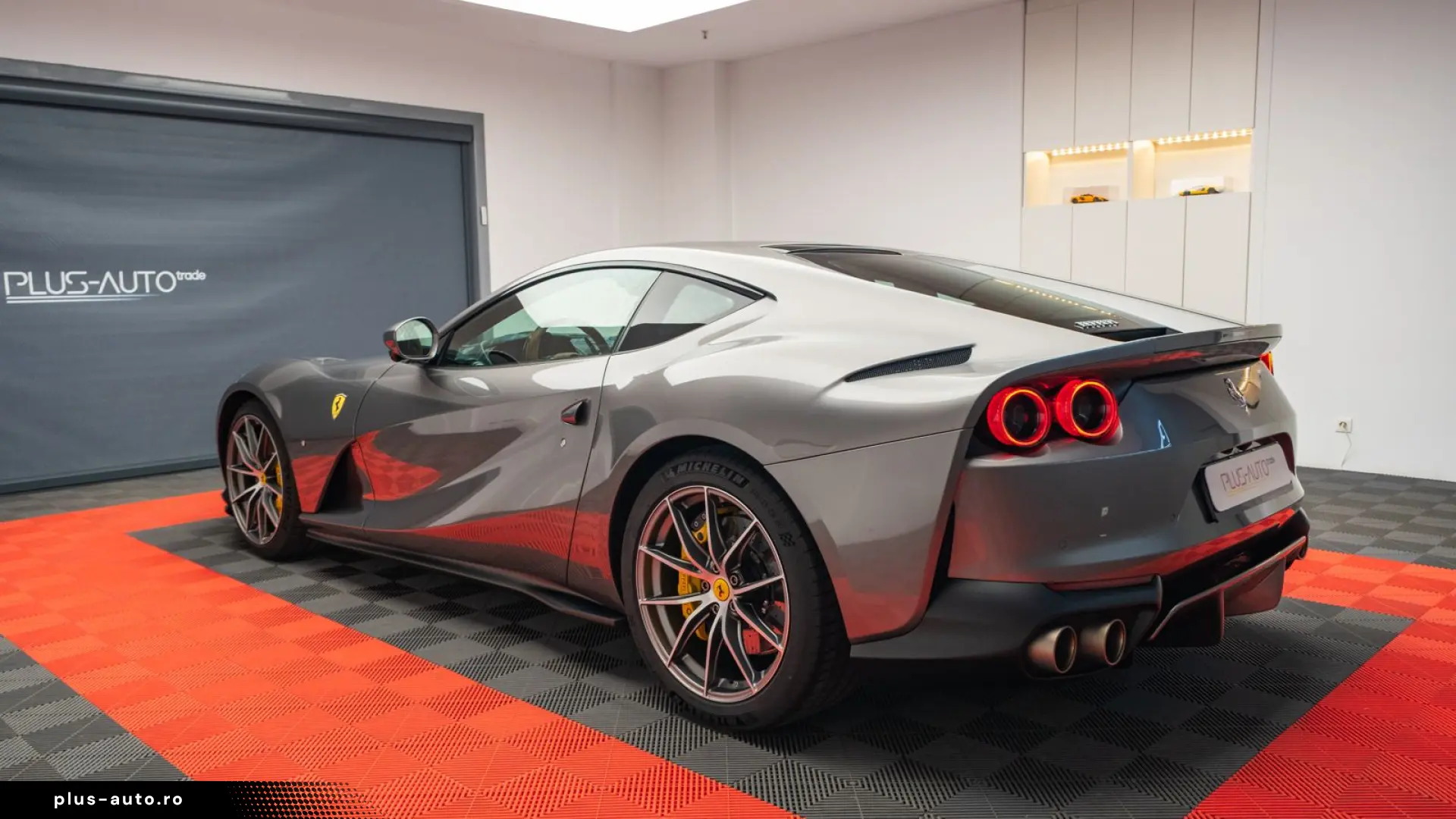 Ferrari 812 6.5 V12 Superfast DCT F1