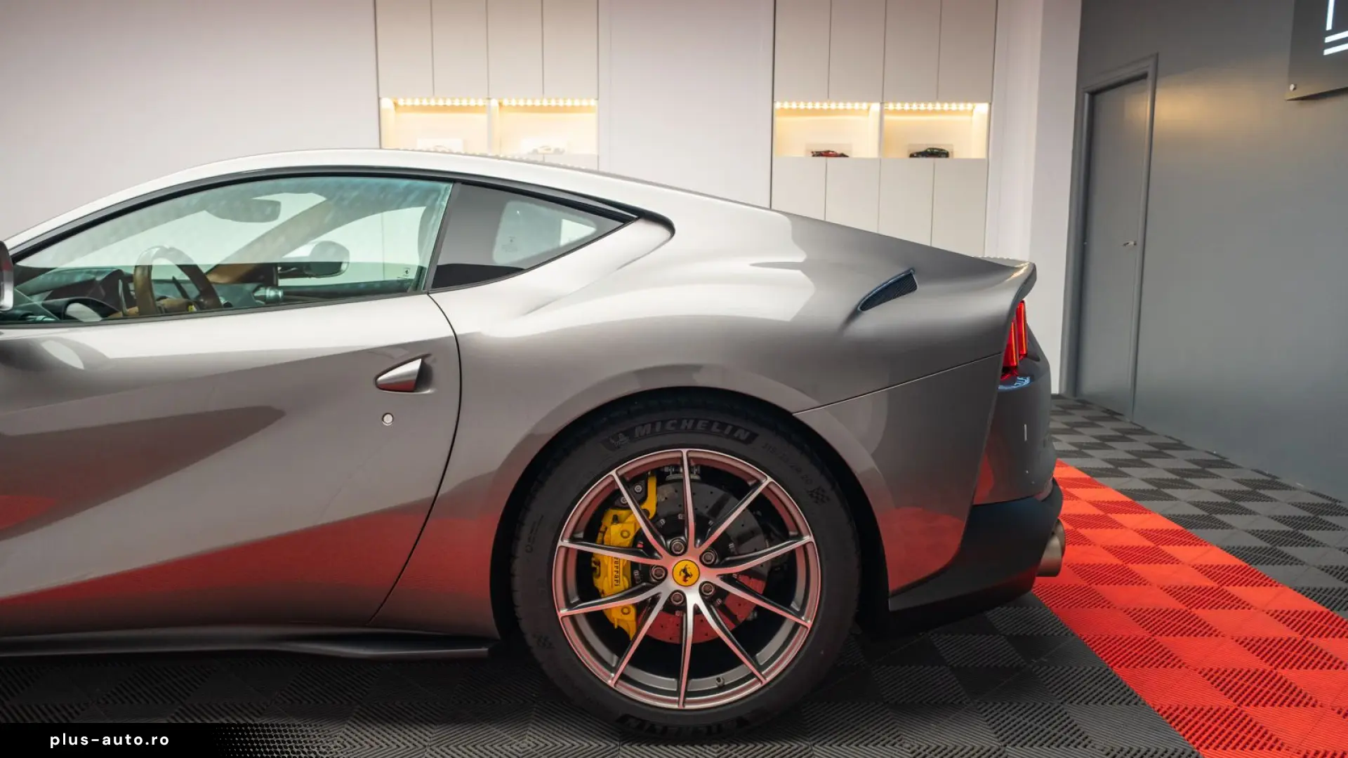 Ferrari 812 6.5 V12 Superfast DCT F1