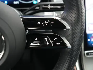 MERCEDES-BENZ GLC 300 4Matic 9G-T AMG Leder HUD Dist…