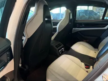 Porsche Panamera 4S E-Hybrid HA steering Head-Up