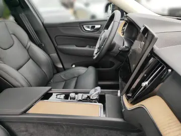 VOLVO XC60 T6 Plus Dark AWD Luftfederung StandHZG AHK