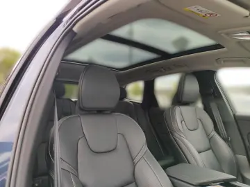VOLVO XC60 T6 Plus Dark AWD Luftfederung StandHZG AHK