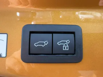 TOYOTA C-HR Plug-In Hybrid SHZ GRA LED Klima