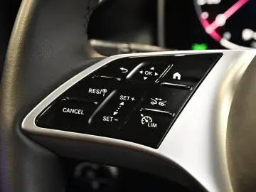 MERCEDES-BENZ GLC 300 e 4M Avantgarde Premium AHK LE…