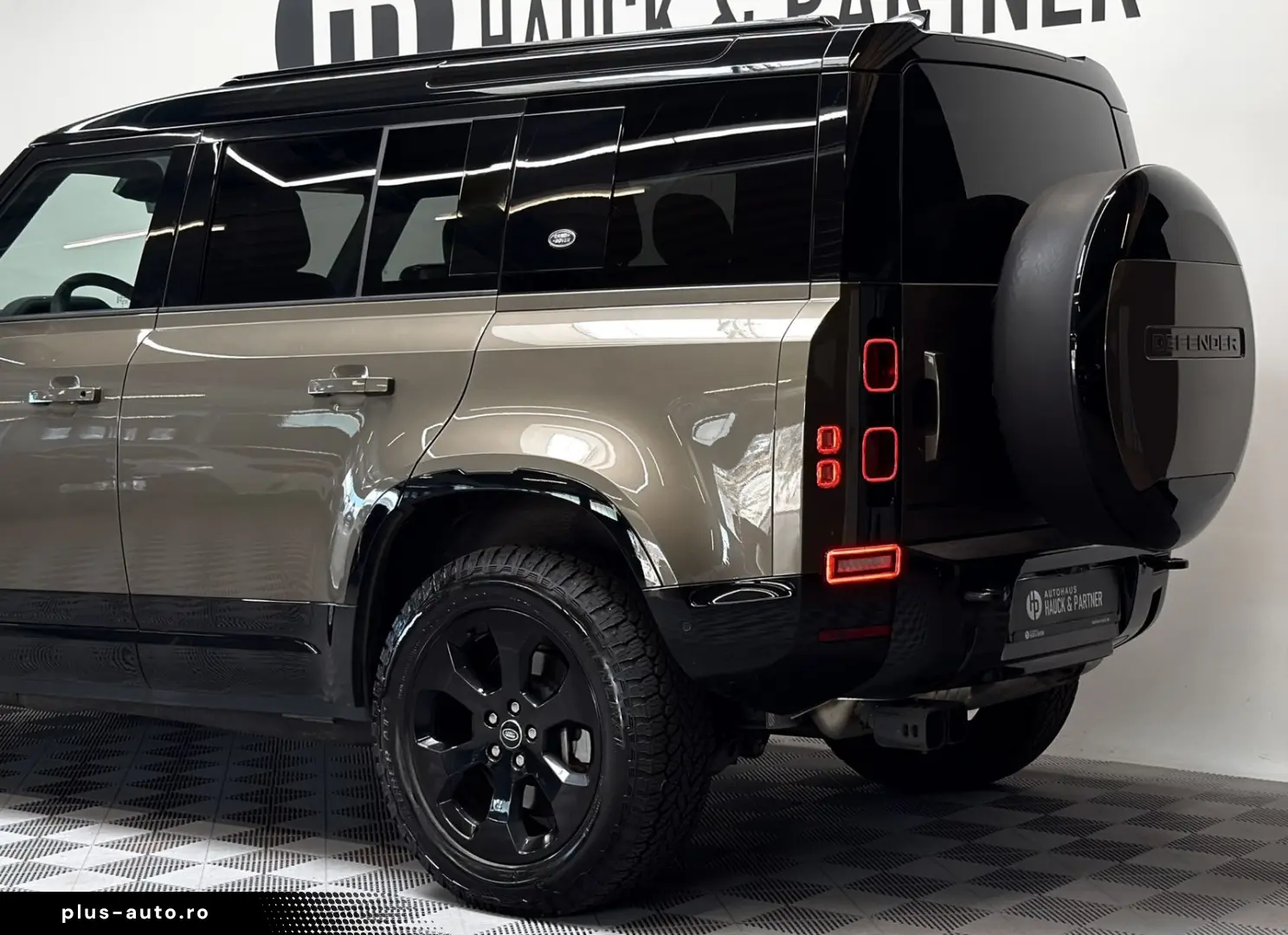 LAND ROVER Defender D300 110 X-Dynamic HSE AHK Pano Matrix