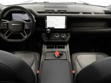 LAND ROVER Defender D300 110 X-Dynamic HSE AHK Pano Matrix