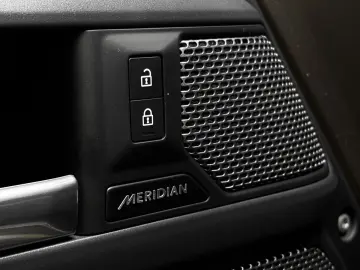 LAND ROVER Defender D300 110 X-Dynamic HSE AHK Pano Matrix