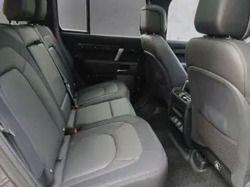 LAND ROVER Defender 110 D250 X-Dynamic HSE AHK  in Seidenma