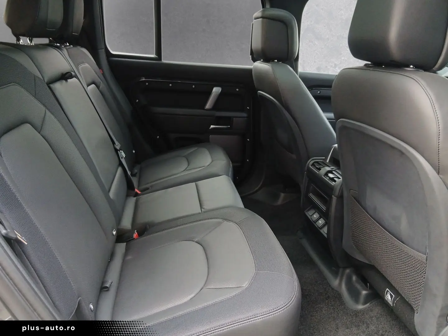 LAND ROVER Defender 110 D250 X-Dynamic HSE AHK  in Seidenma